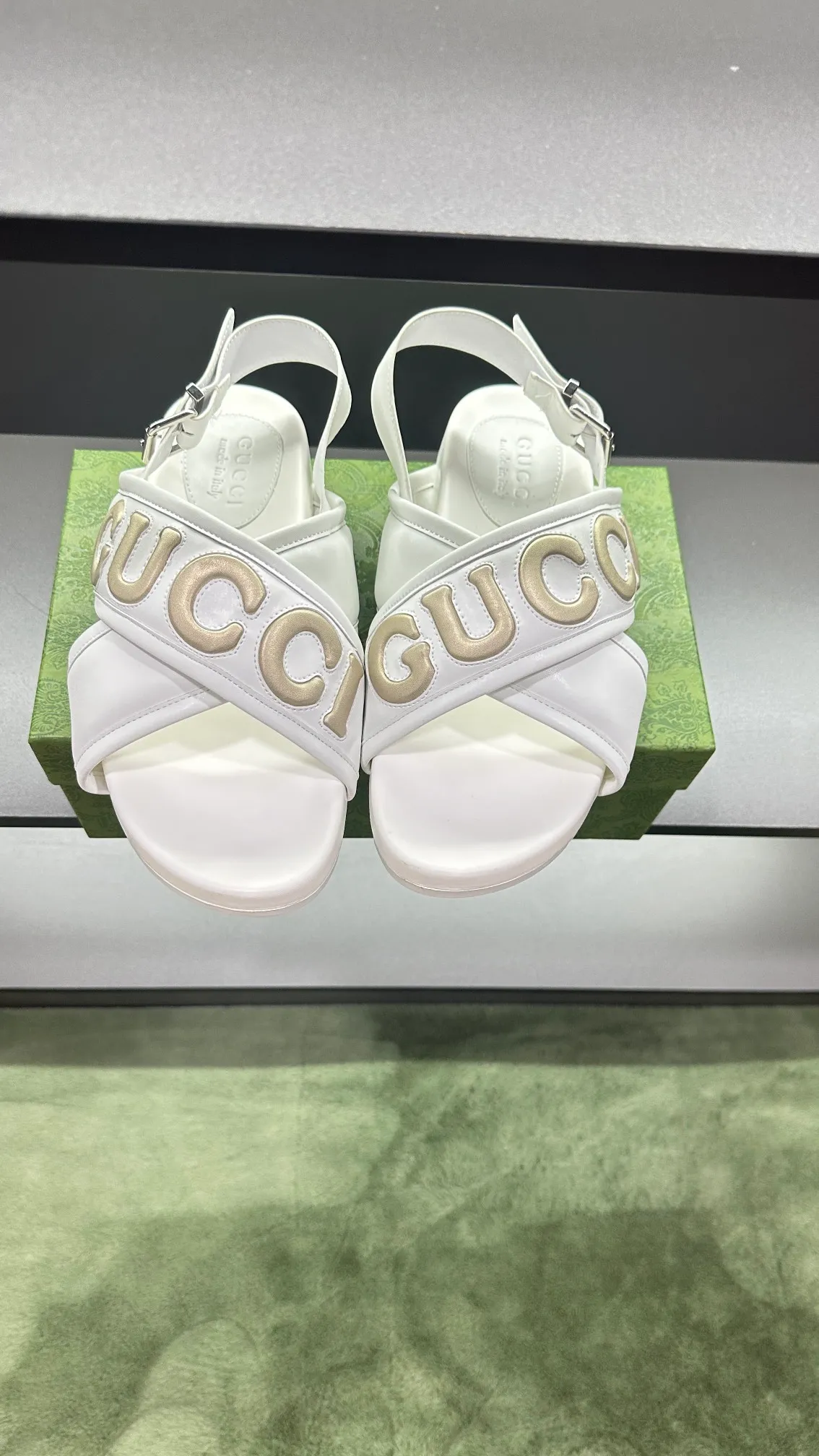 [G Family Couple Style] P: 320💰Female size 36~40 Men's size 39~45, (46. Custom-made GG slippers for men and women. This slipper is made of GG polyester fiber and is decorated with a Gucci label on the front, which adds a striking logo feel to the style. Beige GG recycled polyester fiber, same size for men and women, leather trim